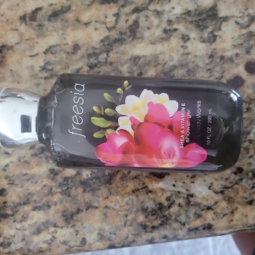 NEW FREESIA SHOWER GEL BATH & BODY WORKS